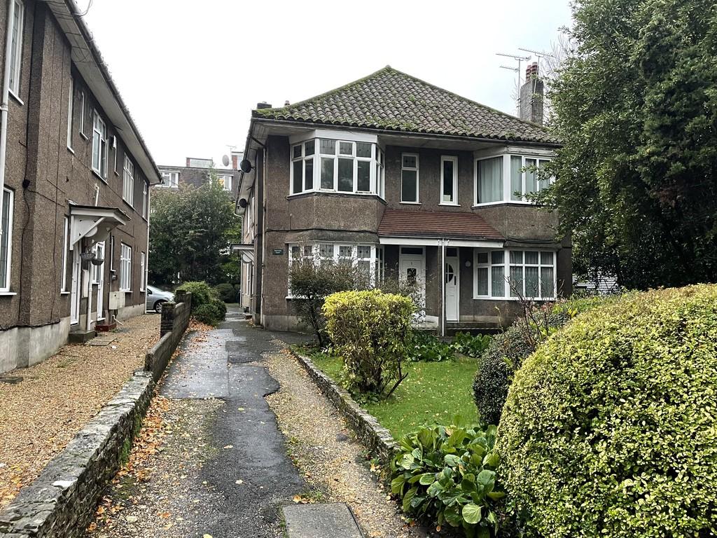 St Peters Road, Bournemouth 2 bed flat £950 pcm (£219 pw)