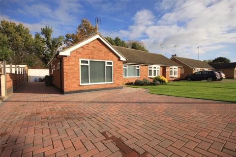 2 bedroom bungalow for sale - Whist Avenue, Wickford, Essex, SS11