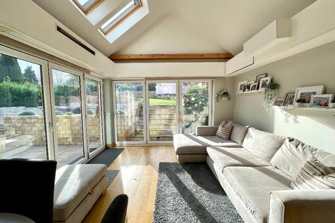 3 bedroom bungalow for sale - Greenside Lane, Hoyland, Barnsley, South Yorkshire, S74 9PZ