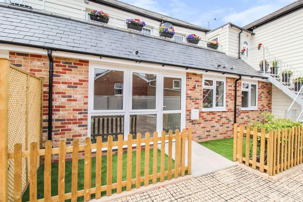 Orchard Street, Blandford Forum, Dorset, DT11 2 bed flat £785 pcm (£