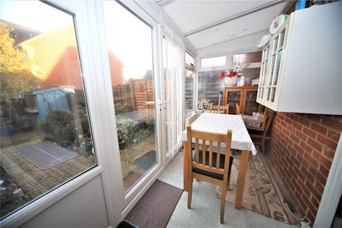 2 bedroom semi-detached house for sale - Barra Glade, Wickford, Essex, SS12