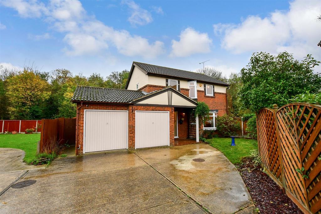 Ilmington Drive, Basildon, Essex 4 bed detached house £500,000