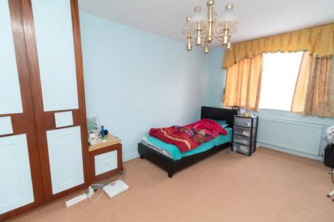 2 bedroom apartment for sale - Rydal Court, 17 Stonegrove, Edgware, HA8