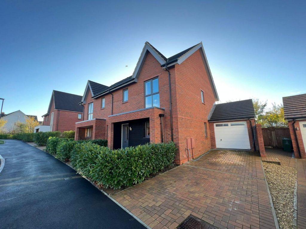 John Ruskin Road,Tadpole Garden... 3 bed semidetached house £370,000