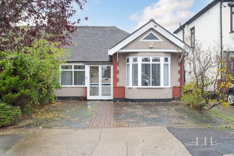 2 bedroom bungalow for sale, Ravenscourt Drive, Hornchurch