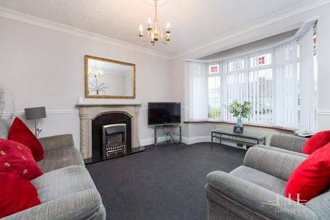 2 bedroom bungalow for sale, Ravenscourt Drive, Hornchurch