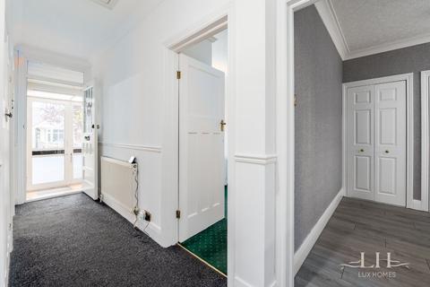 63 Ravenscourt Drive, Hornchurch, RM12 6HP
