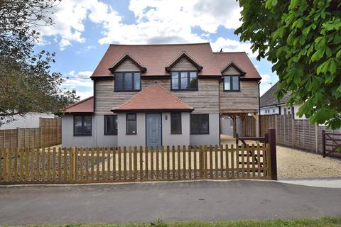 4 bedroom detached house for sale - Moorland Avenue, Barton On Sea, Hampshire. BH25 7DB
