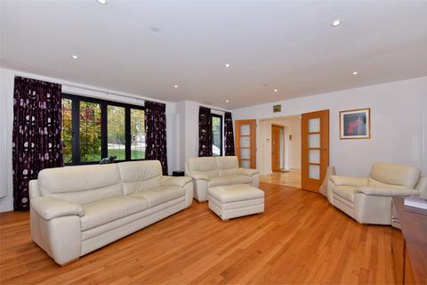 7 bedroom detached house to rent - Burnham Avenue, Beaconsfield, Buckinghamshire, HP9