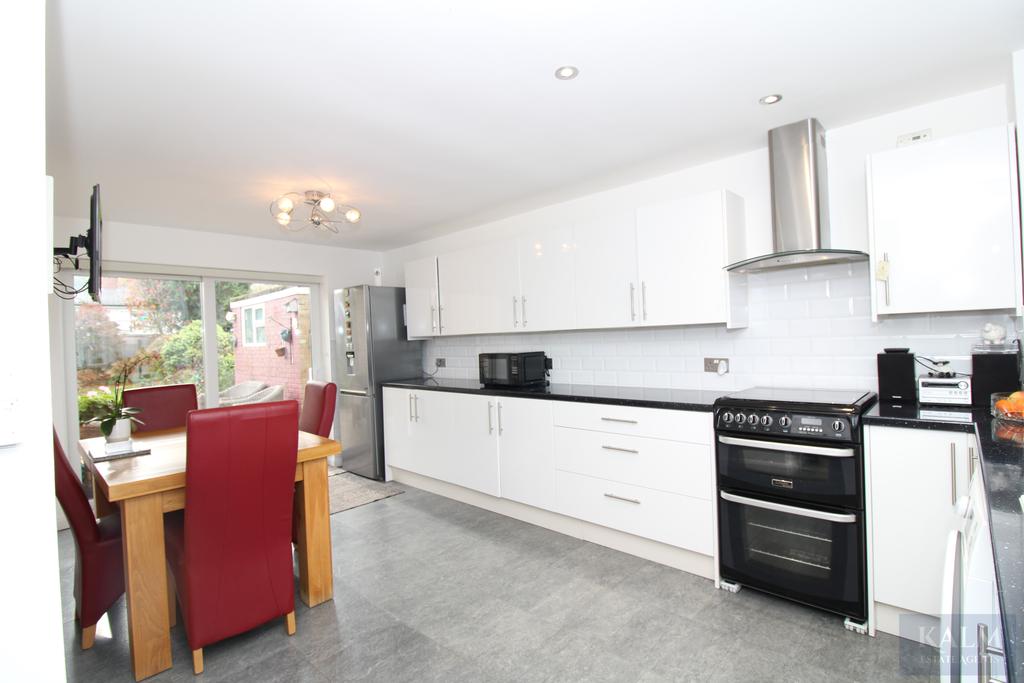 Manor View, Stevenage SG2 2 bed semidetached house £375,000