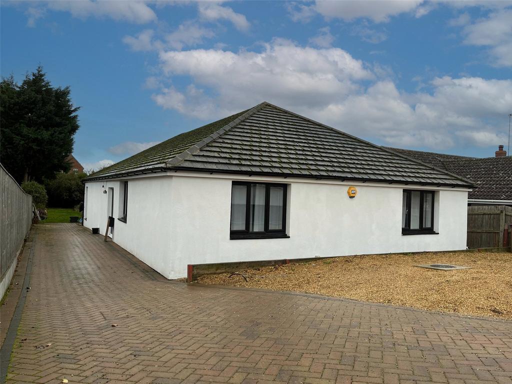 Broom Road, Lakenheath, Brandon... 4 bed bungalow £2,500 pcm (£577 pw)