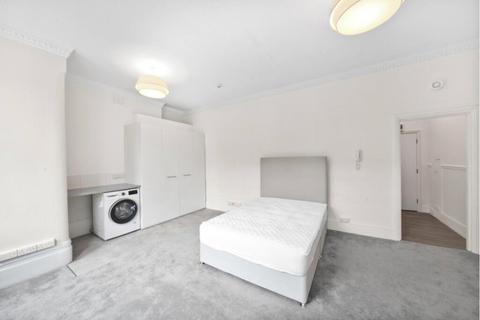 Studio to rent, Egerton Gardens, London, SW3