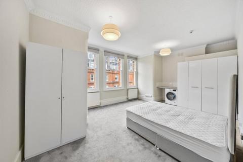 Studio to rent, Egerton Gardens, London, SW3