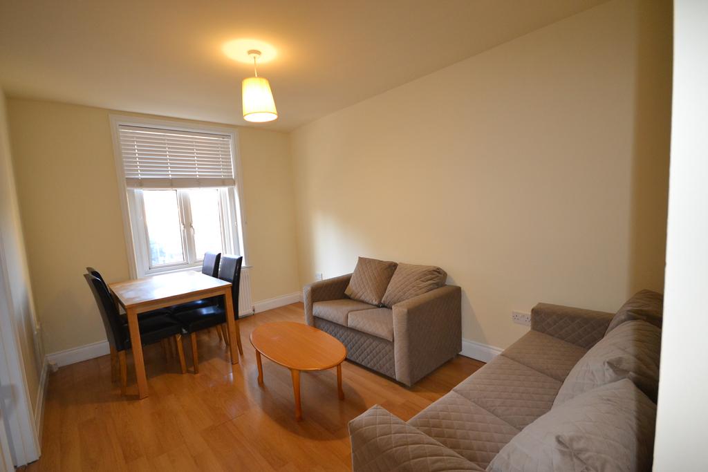Kilburn High Road, London, NW6 2 bed flat £1,647 pcm (£380 pw)