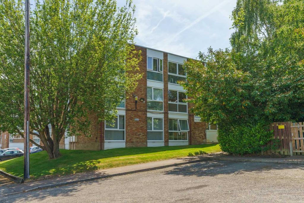 Claybury, Bushey 1 bed flat £900 pcm (£208 pw)