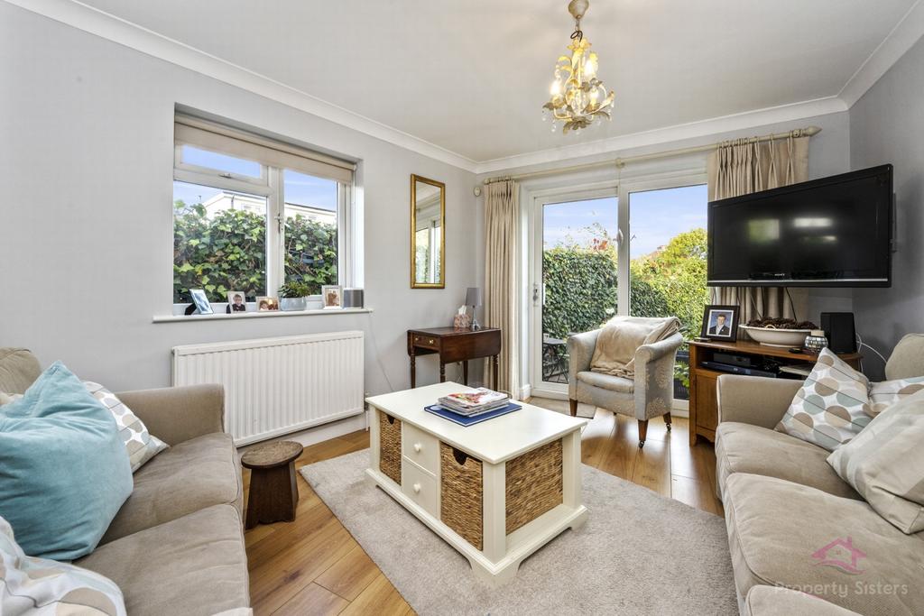 Westway, Edgware, HA8 3 bed semidetached house £695,000