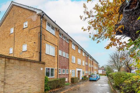 8 Westmount Court, London, W5 3AE