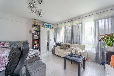 8 Westmount Court, London, W5 3AE