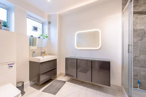 8 Westmount Court, London, W5 3AE