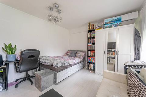 8 Westmount Court, London, W5 3AE