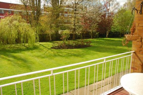 8 Westmount Court, London, W5 3AE