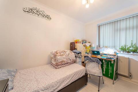 8 Westmount Court, London, W5 3AE
