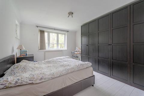 8 Westmount Court, London, W5 3AE