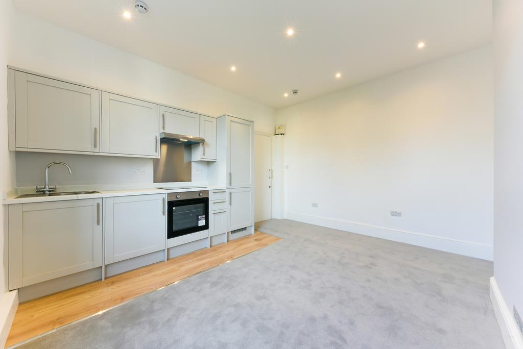A Newly refurbished bedsit in a prime location 5