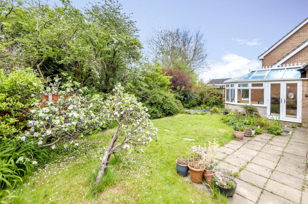 Edington Close, Waltham... 4 bed detached house £1,500 pcm (£346 pw)