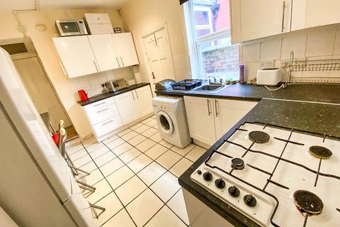 4 bedroom terraced house to rent, Landcross Road, Fallowfield, M14