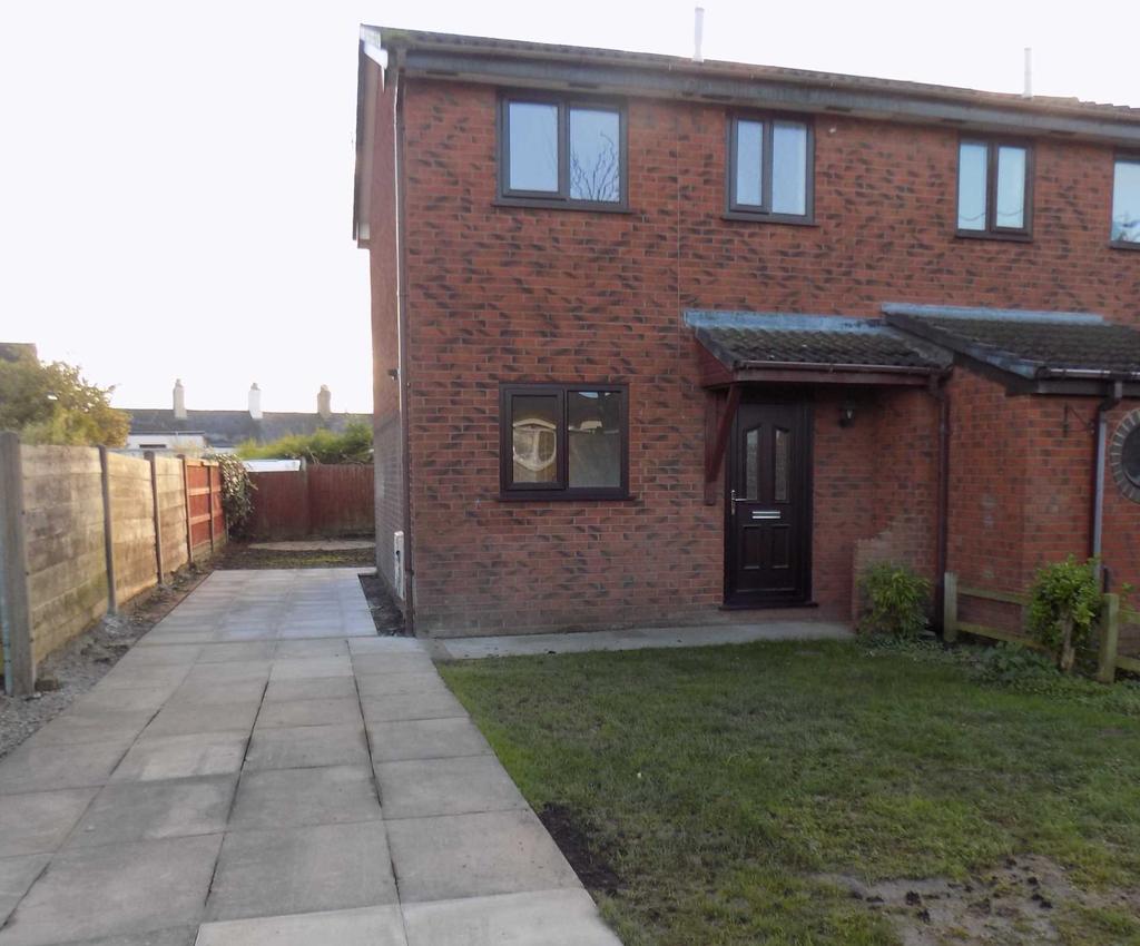 Brickfields, Buckley, CH7 3BE. 2 bed semidetached house £675 pcm (£