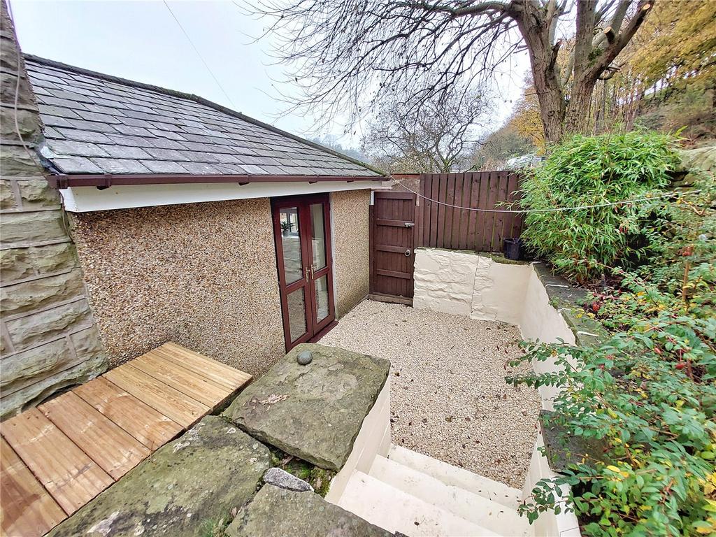 Pebbled Side Patio: