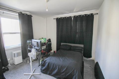3 bedroom apartment for sale, Centrally Located*Lift & Stair Access*3 Double Bedrooms*En Suite & Walk in Wardrobe*