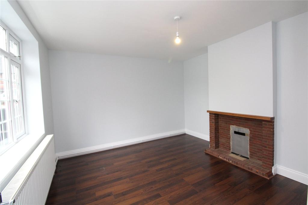 Charlbury Close, RM3 3 bed end of terrace house £1,700 pcm (£392 pw)
