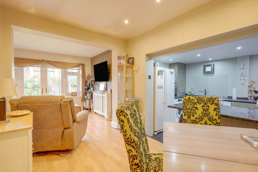Metz Avenue, Canvey Island, SS8 3 bed detached bungalow £365,000