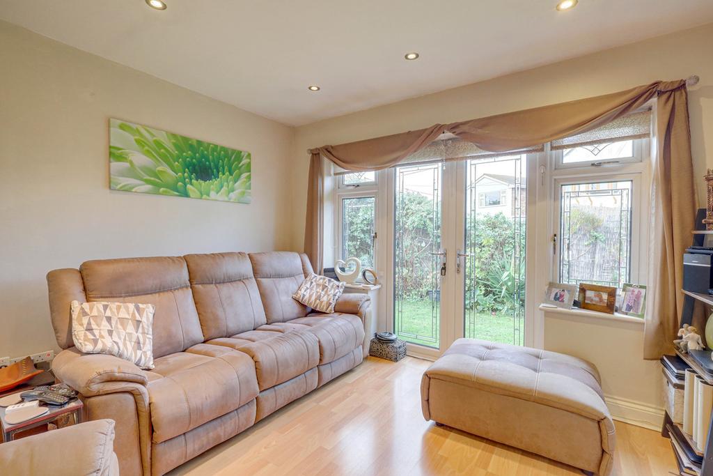 Metz Avenue, Canvey Island, SS8 3 bed detached bungalow £365,000
