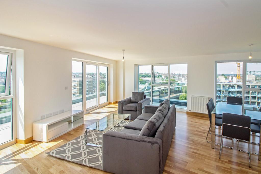 Langley Square, Dartford, Kent DA1 3 bed apartment £1,885 pcm (£435 pw)