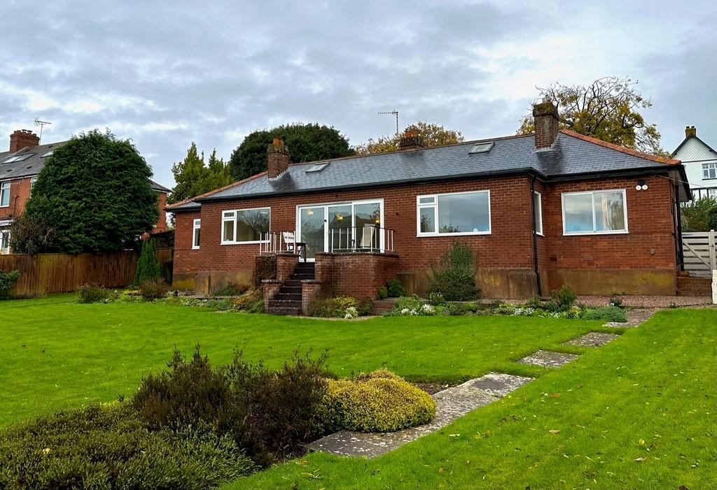 Elm Grove Road, Topsham 4 bed detached bungalow £1,900 pcm (£438 pw)