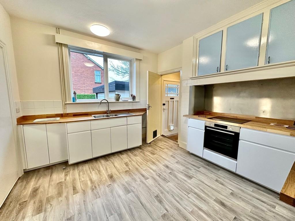 Elm Grove Road, Topsham 4 bed detached bungalow £1,900 pcm (£438 pw)