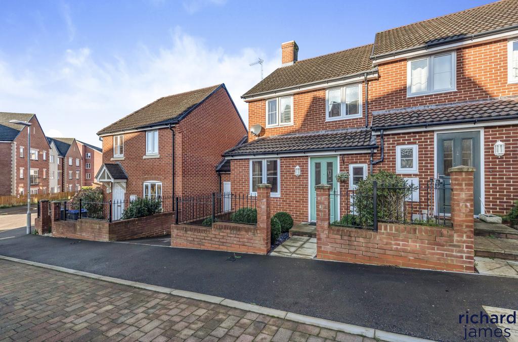 Beaufort Avenue, Royal Wootton Bassett, Wiltshire, SN4 3 bed end of