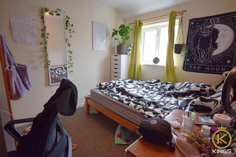 5 bedroom end of terrace house to rent, Applegarth Avenue, Guildford