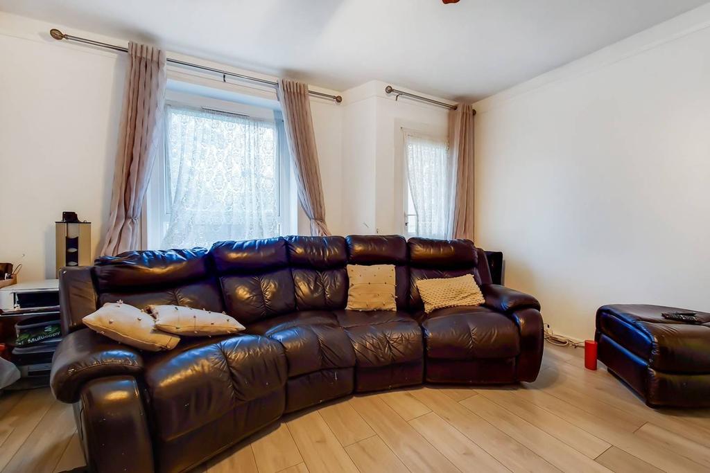 Tulse Hill, SW2, Tulse Hill, London, SW2 3 bed flat for sale £340,000