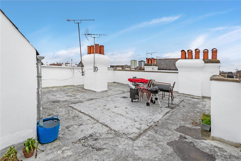 St Olafs Road, Fulham, SW6 2 bed flat £1,950 pcm (£450 pw)