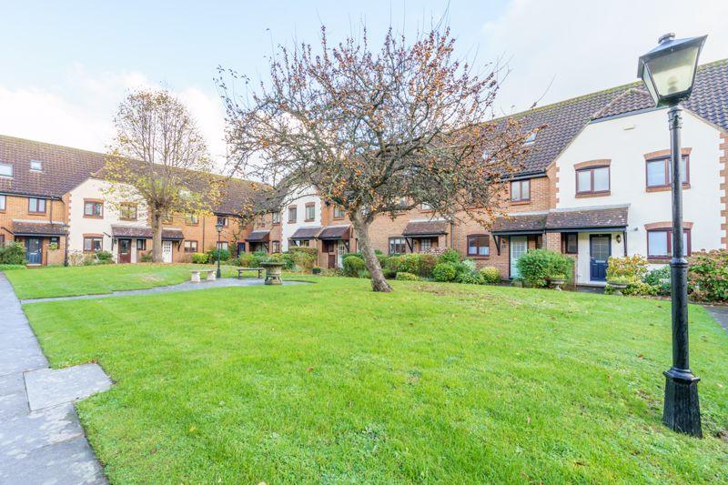 Walk, Chichester 3 bed house £1,400 pcm (£323 pw)