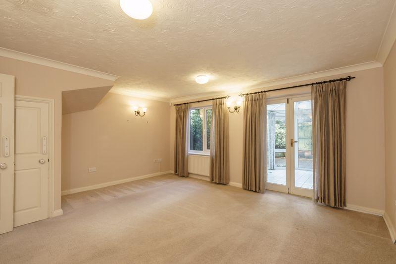 Walk, Chichester 3 bed house £1,400 pcm (£323 pw)