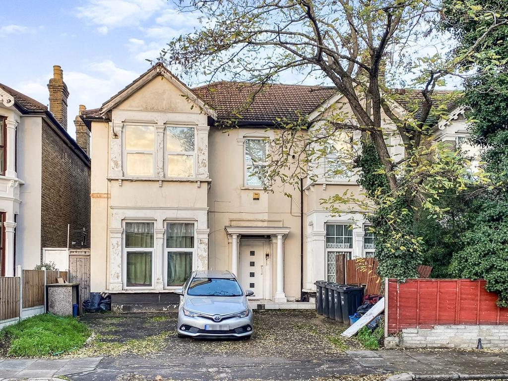 The Drive, ILFORD, IG1 2 bed £315,000