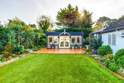 3 bedroom bungalow for sale - Avenue Road, Walkford, Christchurch, Dorset, BH23