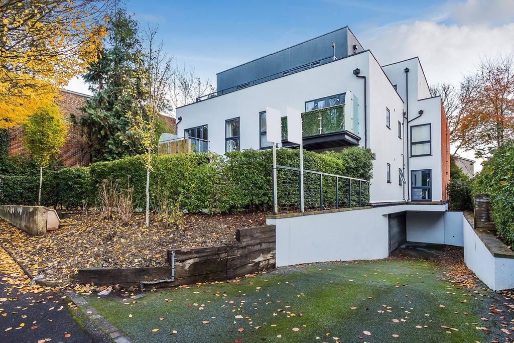 Station Road, Whyteleafe, CR3 2 bed apartment £400,000