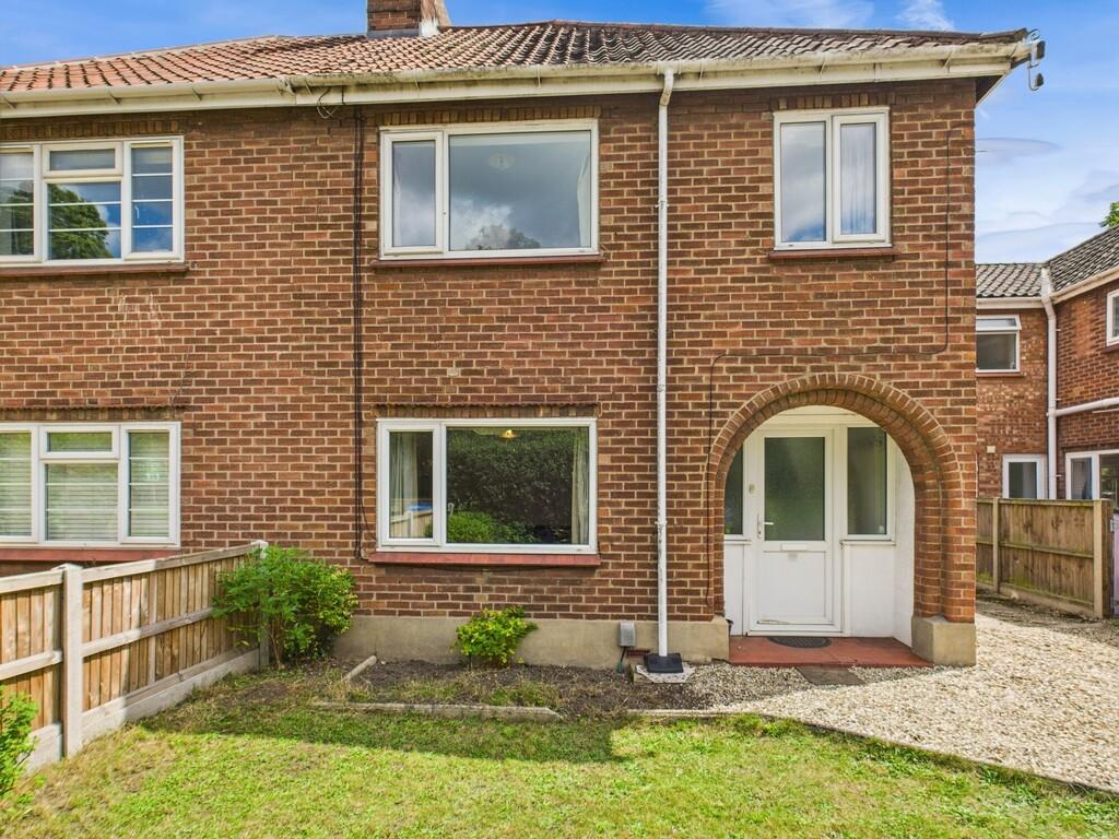 Farrow Road 3 bed semi-detached house - £1,872 pcm (£432 pw)
