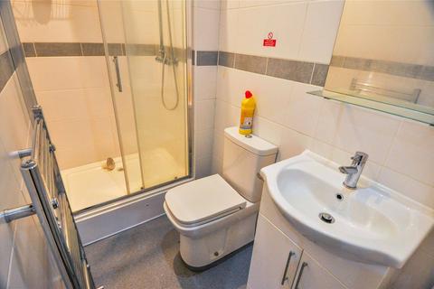 4 bedroom flat to rent, Landcross Road, Manchester, M14